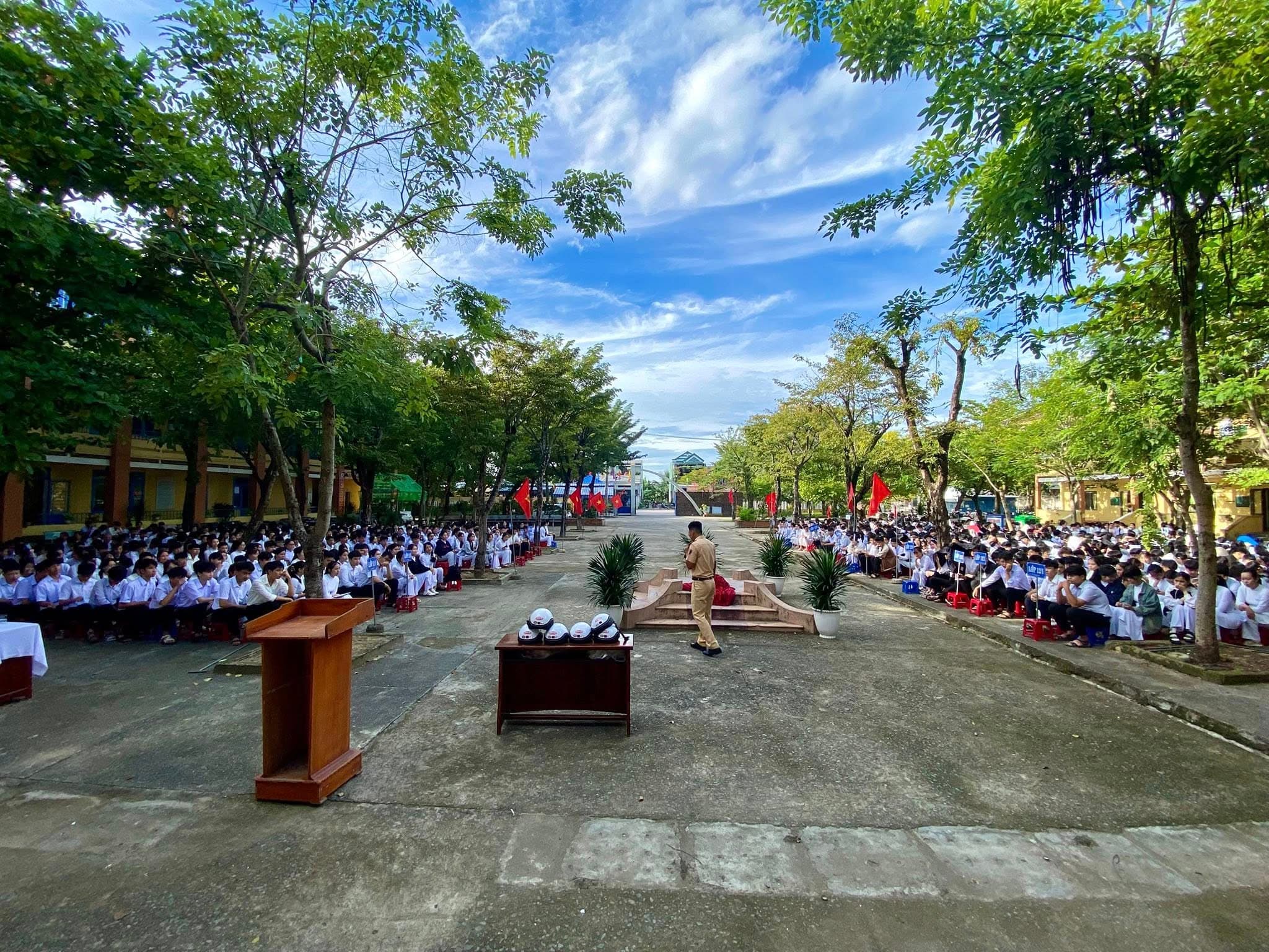 Học sinh tại trường